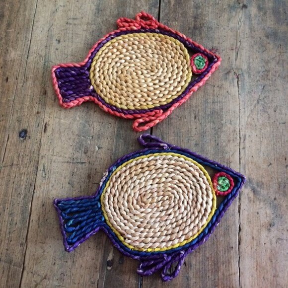 6 Vtg Woven Straw Trivets Grapes Fish Circle Round Tropical DAMAGED Under Plate - Picture 3 of 10